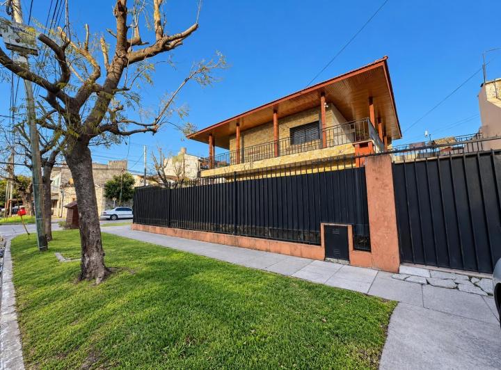 Casa · 300m² · 4 Ambientes · 4 Cocheras
