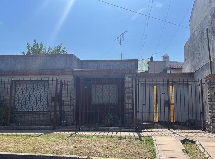 Casa · 80m² · 3 Ambientes · 2 Cocheras