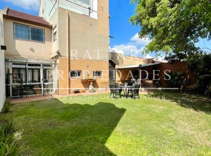 Casa · 240m² · 7 Ambientes · 4 Cocheras