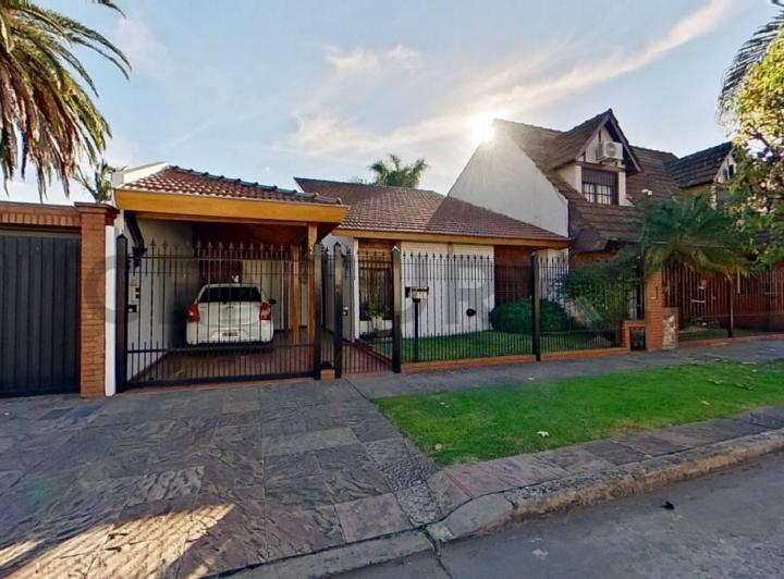 Casa · 194m² · 6 Ambientes · 3 Cocheras