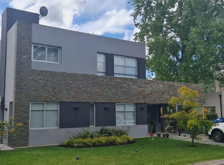 Casa · 225m² · 4 Ambientes · 2 Cocheras