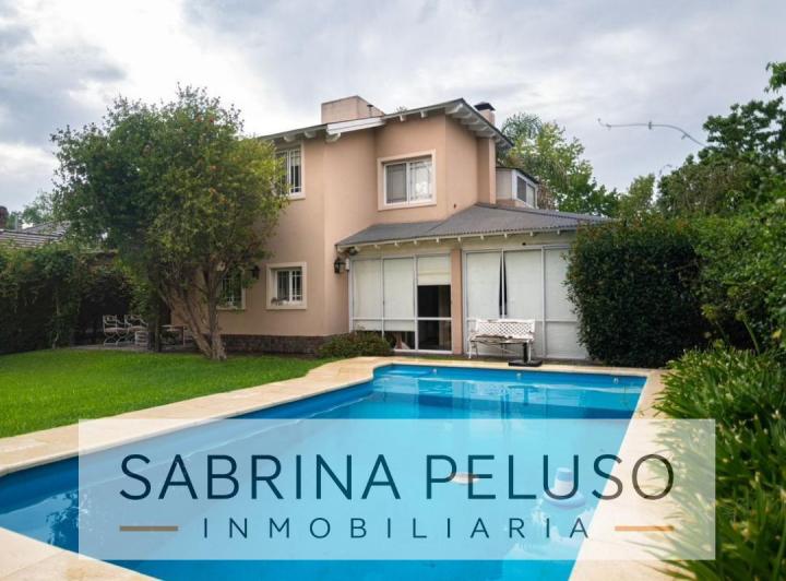 Casa · 230m² · 5 Ambientes · 2 Cocheras