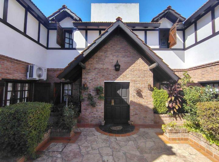 Casa · 278m² · 6 Ambientes · 3 Cocheras