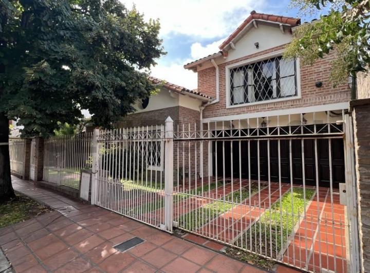 Casa · 218m² · 6 Ambientes · 2 Cocheras