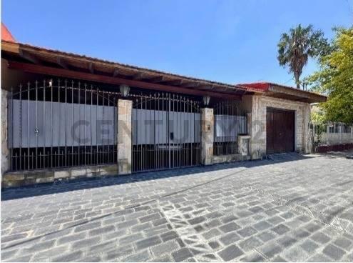 Casa · 250m² · 5 Ambientes · 2 Cocheras