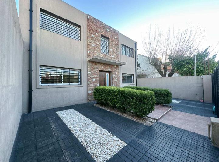 Casa · 180m² · 4 Ambientes · 2 Cocheras