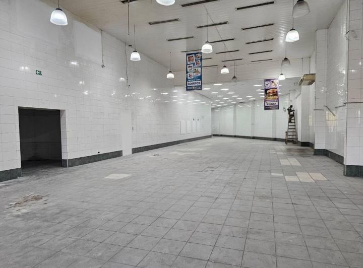 Local comercial · 700m² · 8 Cocheras