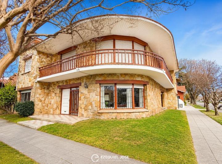 Casa · 365m² · 6 Ambientes · 1 Cochera