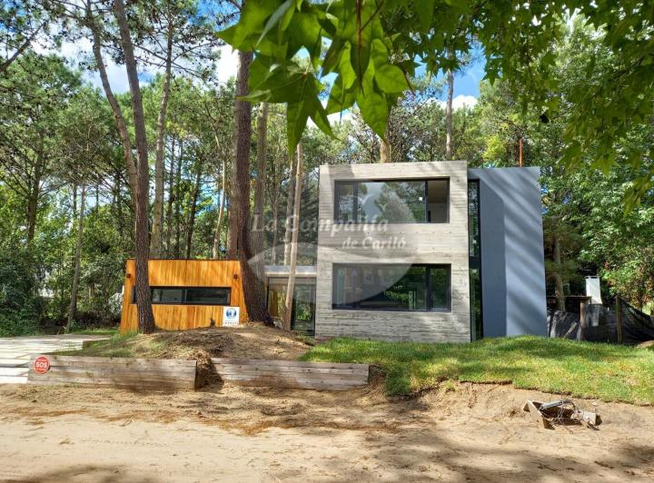 Casa · 220m² · 4 Dormitorios · 1 Cochera