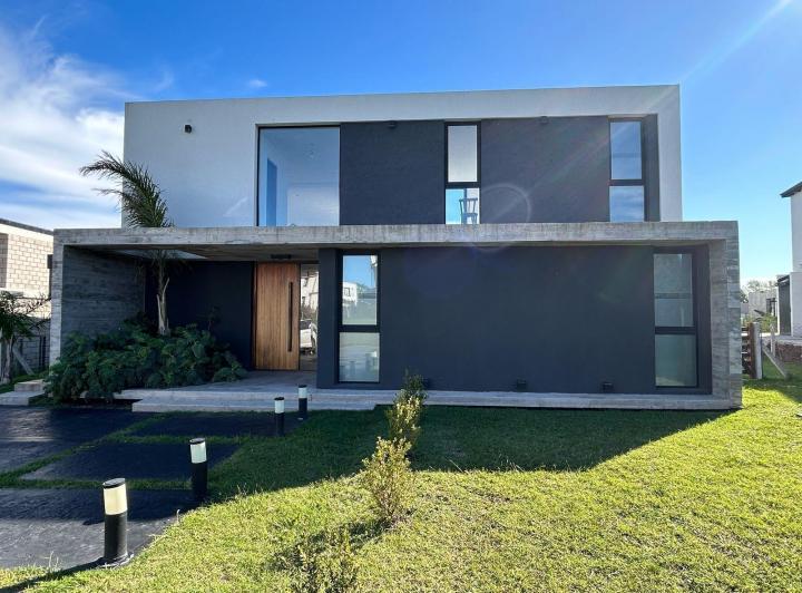 Casa · 290m² · 4 Ambientes