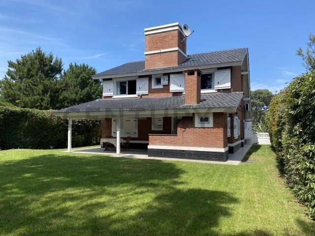 Casa · 180m² · 5 Ambientes · 3 Cocheras