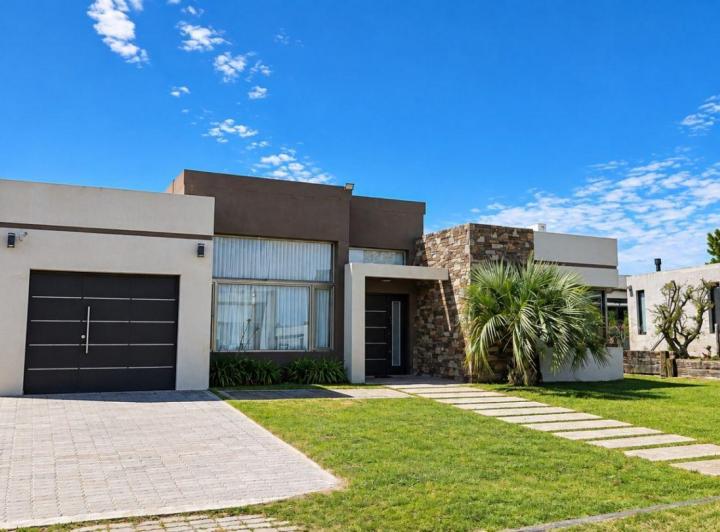 Casa · 285m² · 5 Ambientes · 1 Cochera