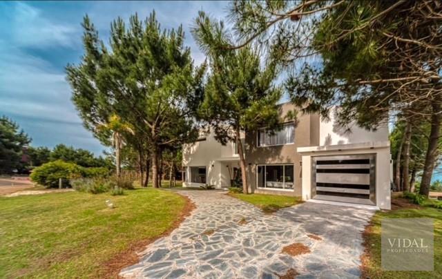Casa · 380m² · 6 Ambientes · 5 Cocheras