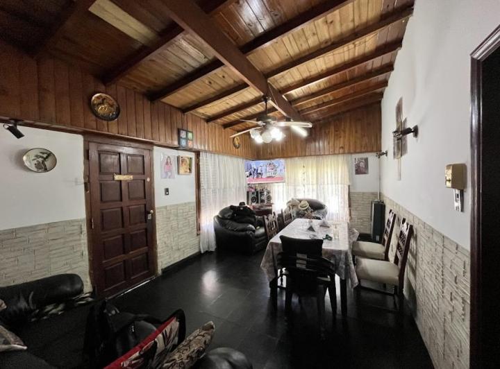 Casa · 110m² · 6 Ambientes · 3 Cocheras