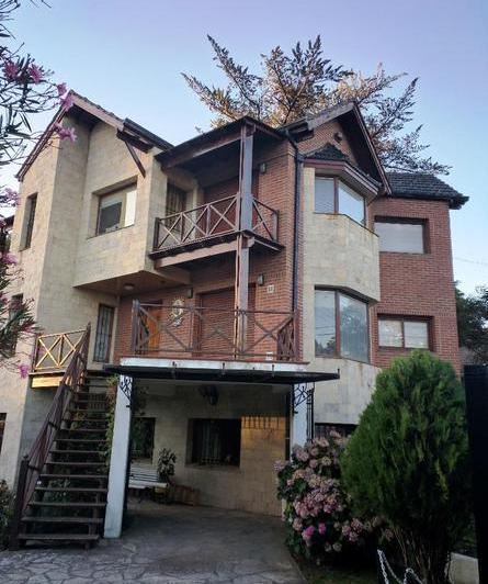 Casa · 285m² · 5 Ambientes · 2 Cocheras