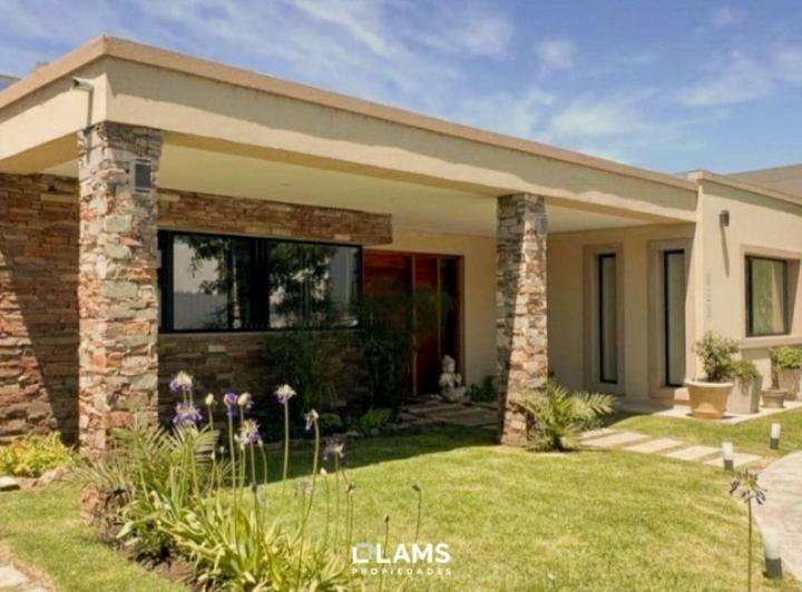 Casa · 210m² · 3 Ambientes