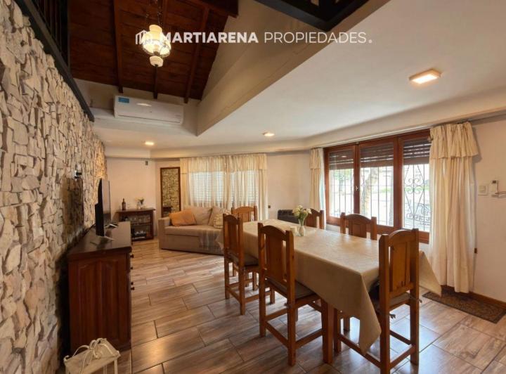 Casa · 180m² · 4 Ambientes · 2 Cocheras