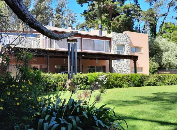 Casa · 350m² · 5 Ambientes · 4 Cocheras