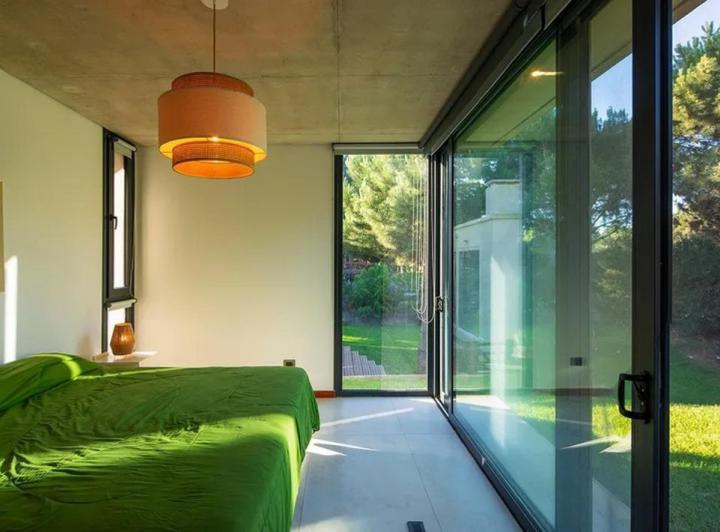 Casa · 250m² · 5 Ambientes · 2 Cocheras
