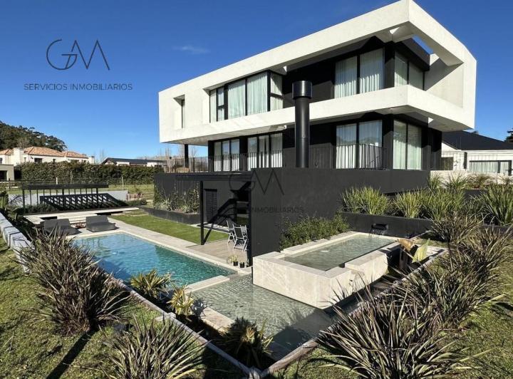 Casa · 312m² · 5 Ambientes · 2 Cocheras