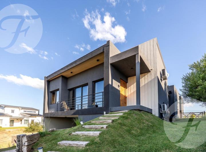 Casa · 314m² · 6 Ambientes · 2 Cocheras