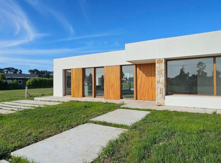 Casa · 182m² · 4 Ambientes · 2 Cocheras