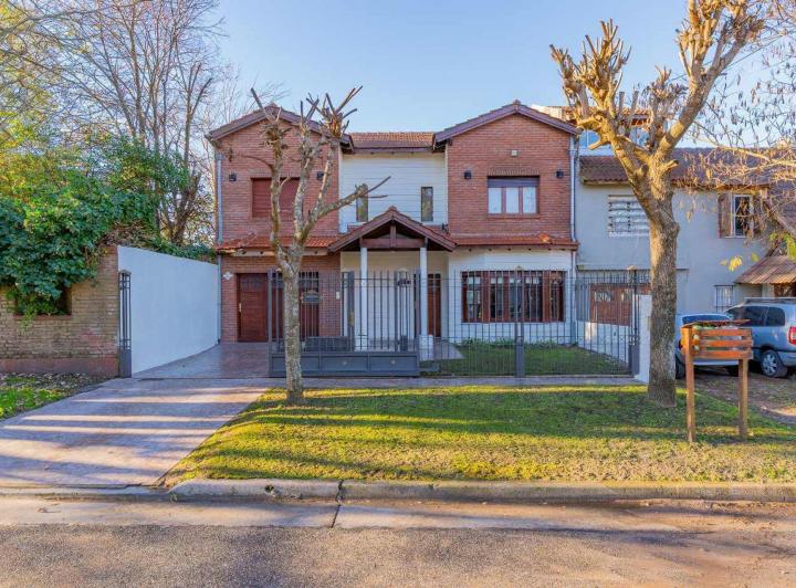 Casa · 211m² · 4 Ambientes · 2 Cocheras