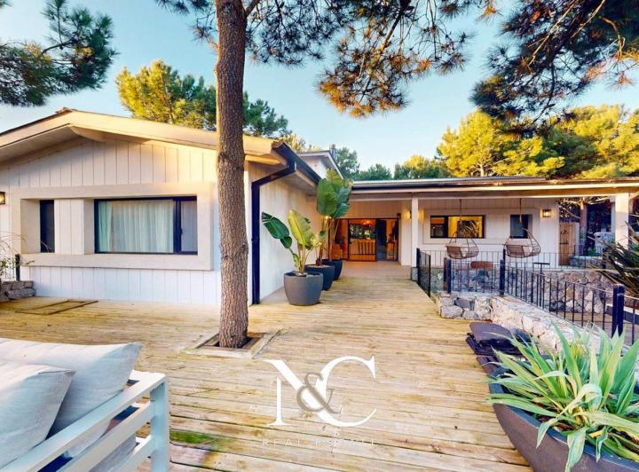 Casa · 228m² · 6 Ambientes · 1 Cochera