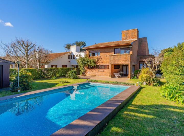 Casa · 313m² · 6 Ambientes · 4 Cocheras
