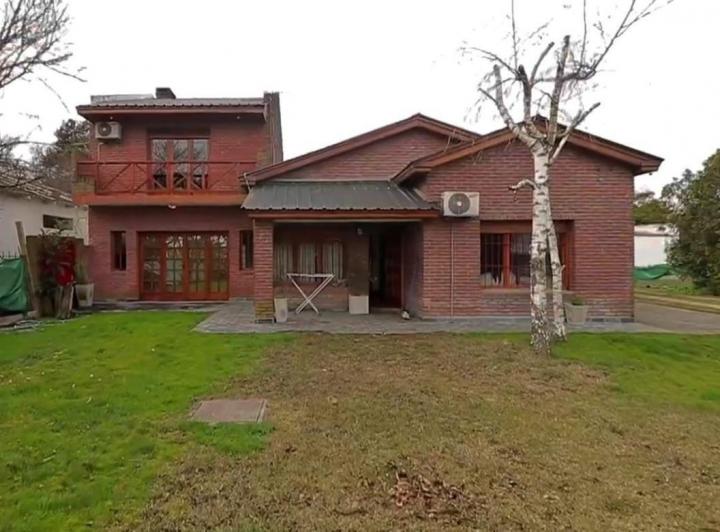 Casa · 330m² · 5 Ambientes · 2 Cocheras