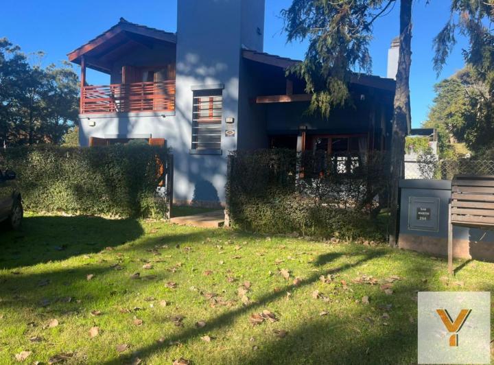 Casa · 220m² · 4 Ambientes · 1 Cochera