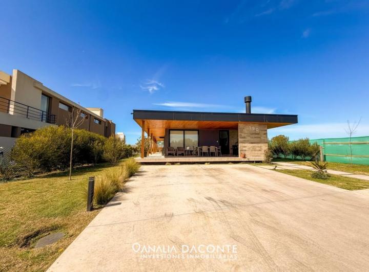 Casa · 155m² · 4 Ambientes · 5 Cocheras