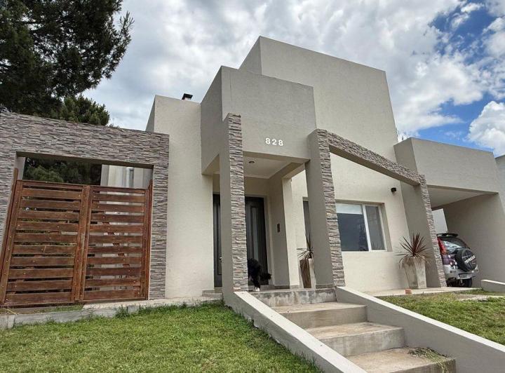 Casa · 270m² · 6 Ambientes · 2 Cocheras