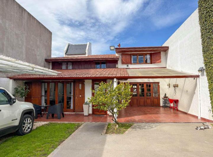 Casa · 200m² · 6 Ambientes · 3 Cocheras