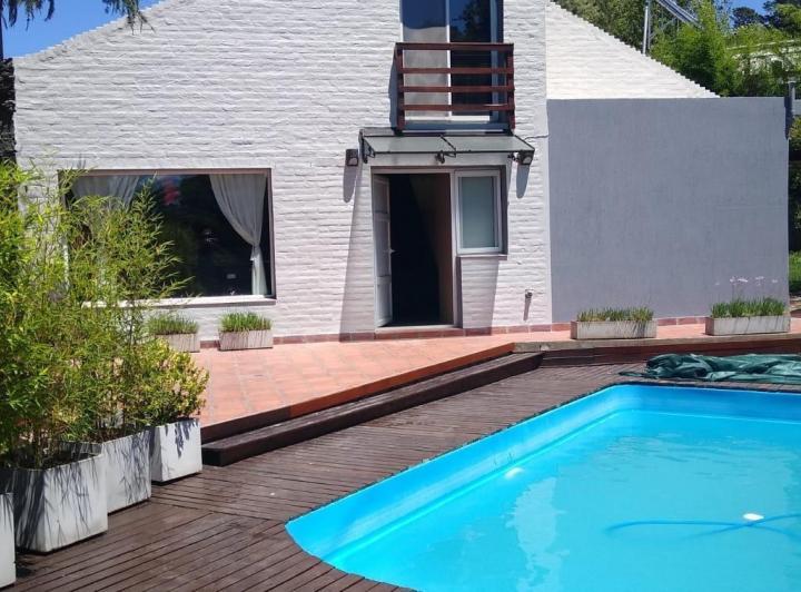 Casa · 140m² · 3 Ambientes · 2 Cocheras