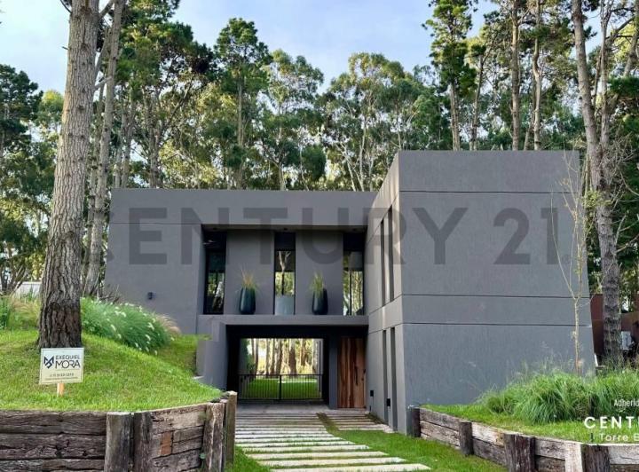 Casa · 232m² · 5 Ambientes · 1 Cochera