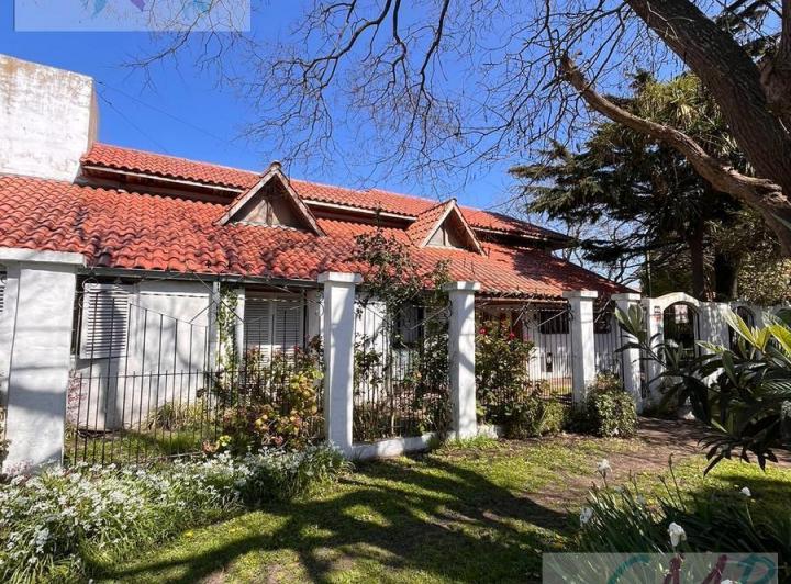Casa · 244m² · 4 Ambientes · 1 Cochera