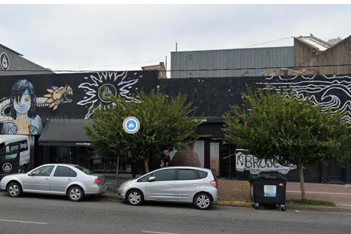 Local comercial · 233m²