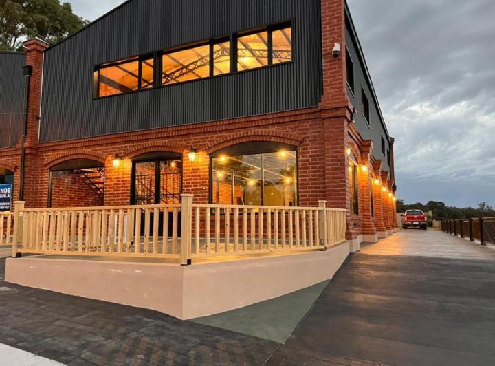 Local comercial · 500m² · 2 Ambientes · 30 Cocheras