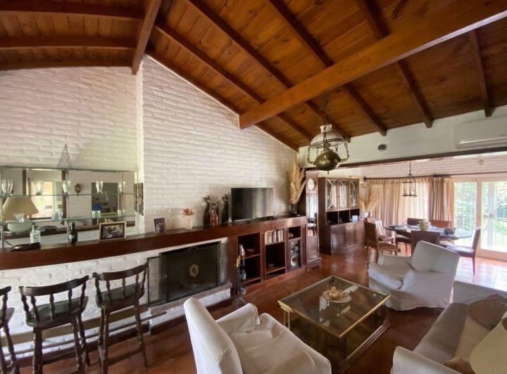 Casa · 251m² · 5 Ambientes · 1 Cochera