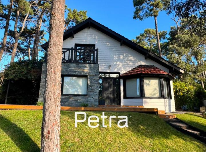 Casa · 160m² · 5 Ambientes · 2 Cocheras
