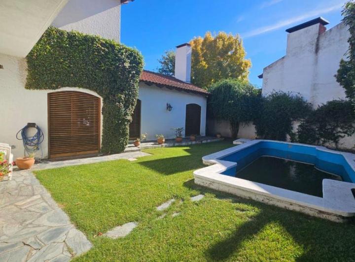 Casa · 371m² · 6 Ambientes · 1 Cochera