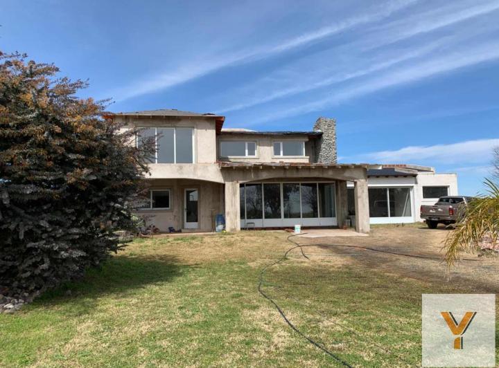 Casa · 280m² · 5 Ambientes · 2 Cocheras