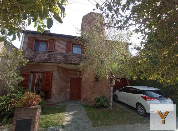 Casa · 180m² · 5 Ambientes · 2 Cocheras