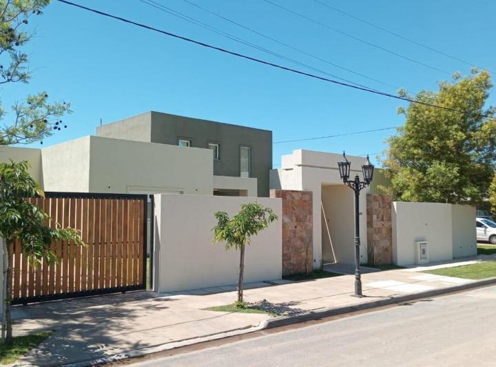 Casa · 280m² · 4 Ambientes · 2 Cocheras
