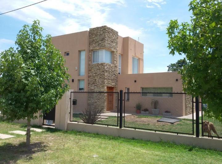 Casa · 120m² · 3 Ambientes · 2 Cocheras