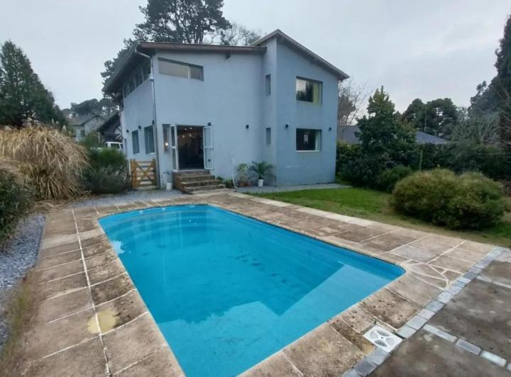 Casa · 300m² · 7 Ambientes · 2 Cocheras