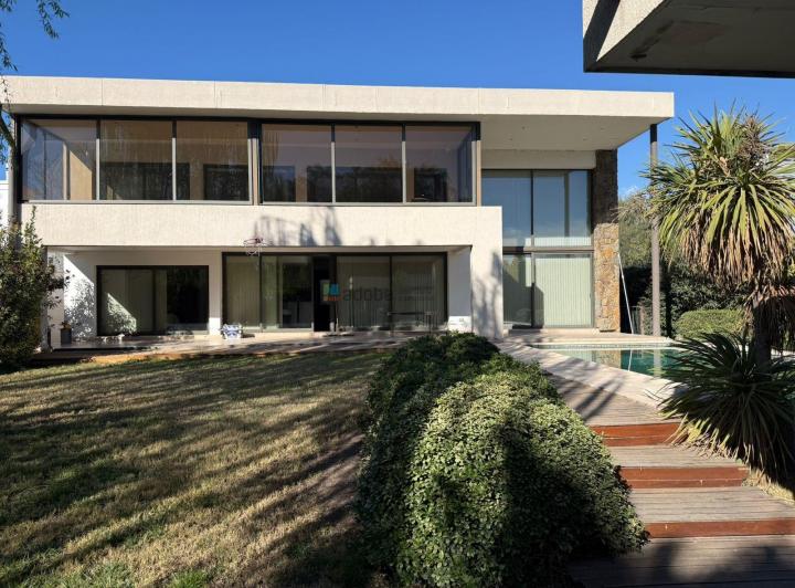 Casa · 470m² · 4 Dormitorios · 2 Cocheras