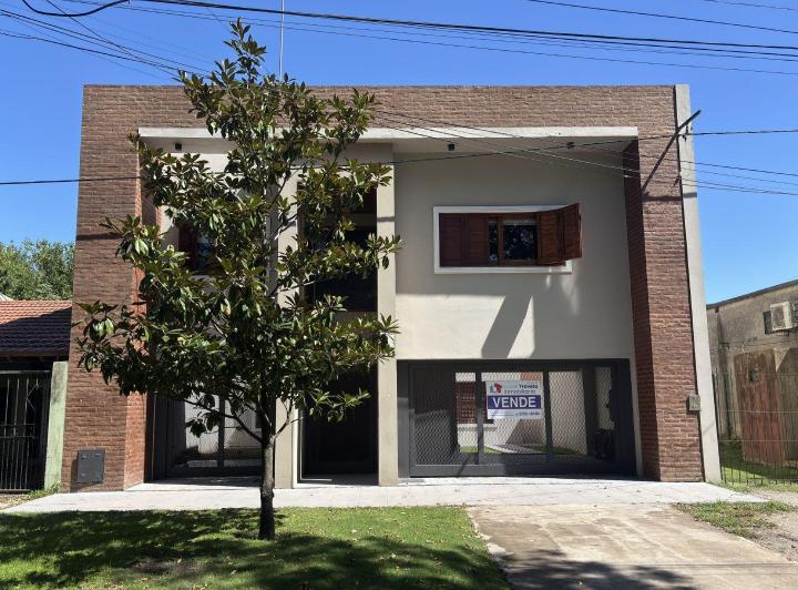 Casa · 250m² · 5 Ambientes · 2 Cocheras