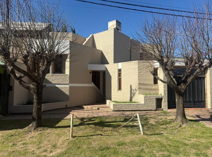 Casa · 200m² · 6 Ambientes · 1 Cochera